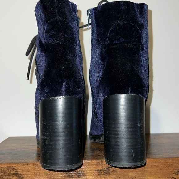 🎉5/$15🎉 BLUE SUEDE CHUNKY HEELED BOOTS (8) - Picture 6 of 16